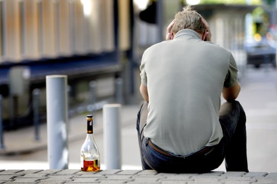Jei diena, kuomet niekas nedžiugina, nuotaika niūri, nieko nesinori, kankina troškulys, atrodo sunkiai pakeliama, panašiai taip kasdien jaučiasi nuo alkoholio priklausomas žmogus, kuris jo nevartojo.