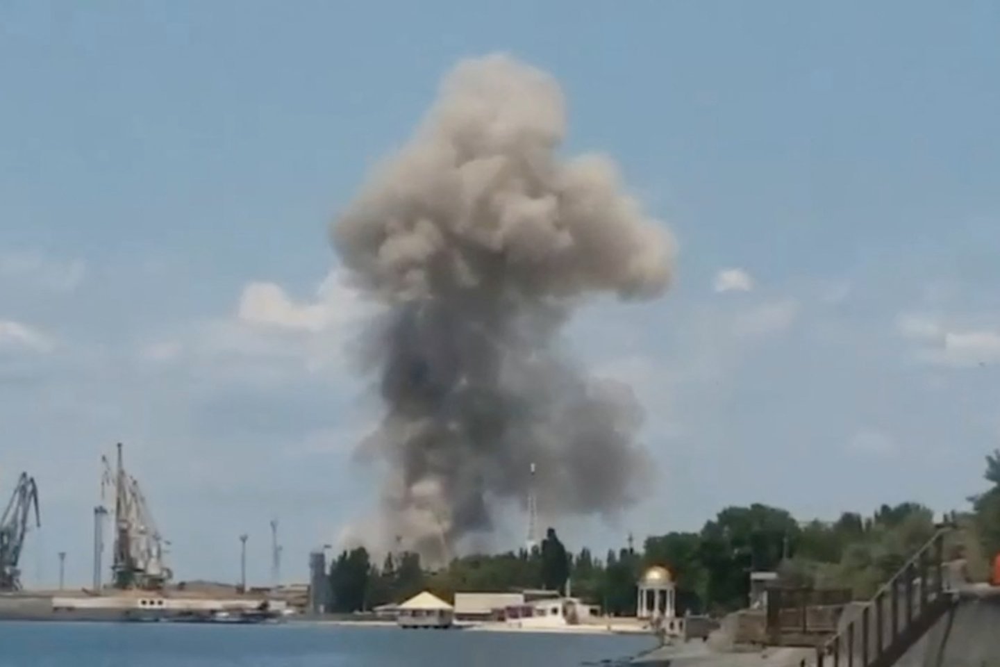 Karas Ukrainoje, sprogimas okupuotame Berdianske.<br>Reuters/Scanpix nuotr.