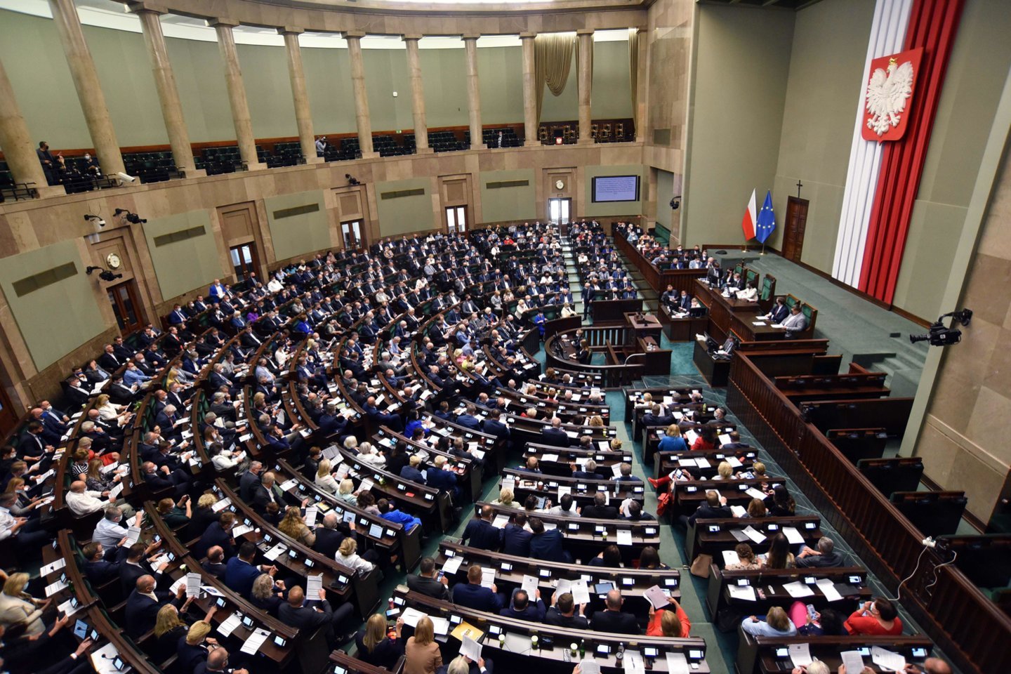 „Teisės ir teisingumo“ kontroliuojamas Lenkijos parlamentas priėmė įstatymą pavadinimu „Lex Tusk“ pagal kurį bus įsteigta speciali parlamentinė komisija, kuri tirs ir suvaržys piliečių, įtariamų „tarnavimu Maskvos interesams,“ viešąsias laisves.<br>ZUMAPress/Scanpix