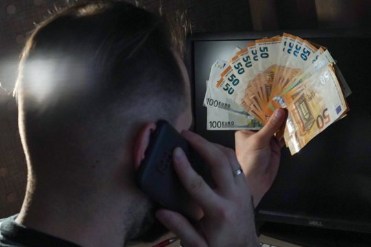 Pataisos namuose bausmę atliekantis sukčius įtikino pensininkę esąs kriminalistas ir tiriantis padirbtų eurų bylą, o jo bendrininkas paėmė visas kelmiškės santaupas.
