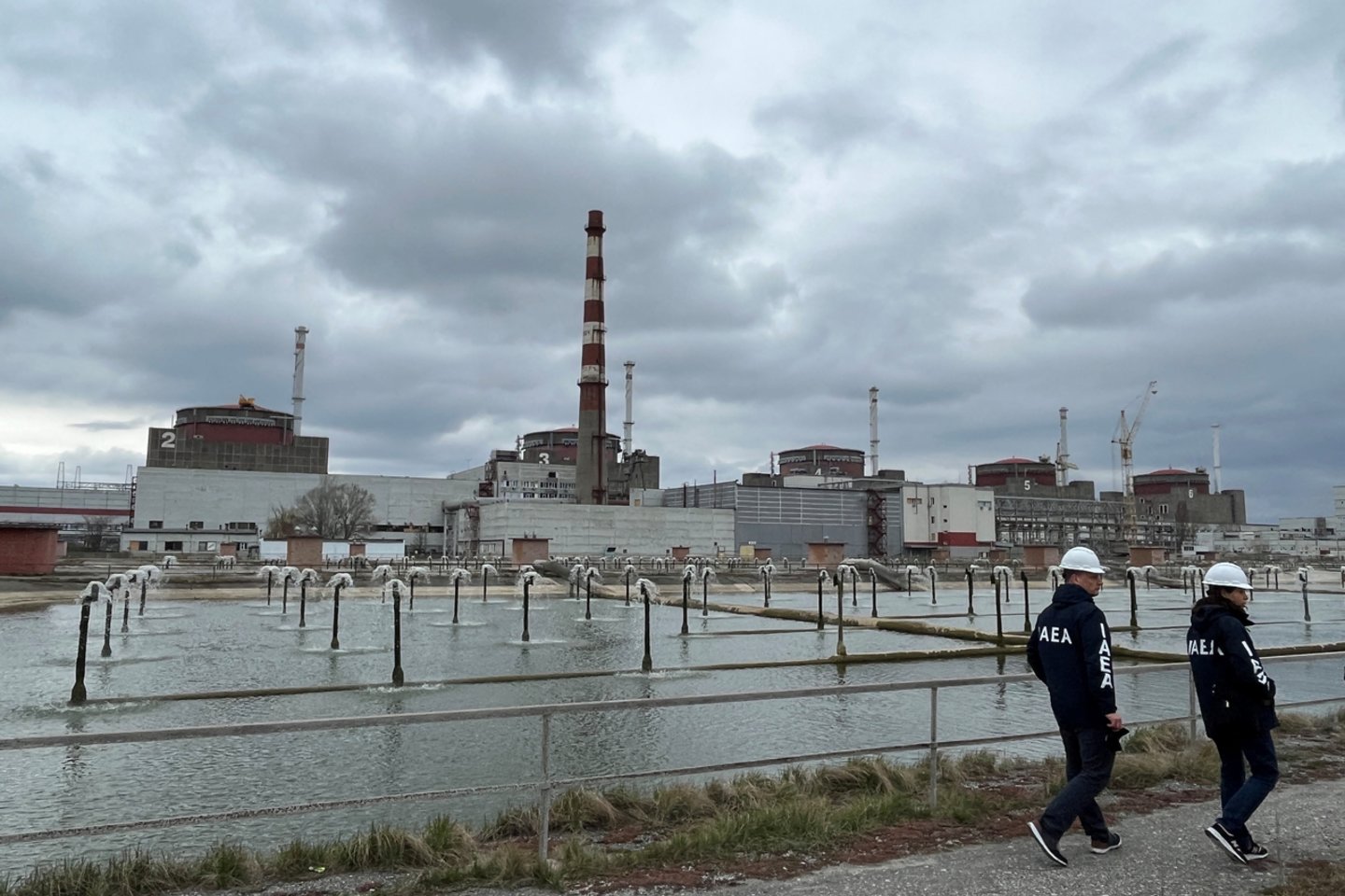 Sprogimas Kachovkos hidroelektrinėje neturi tiesioginės įtakos Zaporižios atominės elektrinės darbui. Parengtas elektrinės ir personalo darbo priemonių algoritmas tam atvejui, jei Kachovkos rezervuaro vandens neužtektų aušinimo tvenkiniui papildyti.<br>Reuters/Scanpix nuotr.