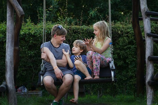Lietuvos autizmo asociacija „Lietaus vaikai“ jau dešimtąjį kartą organizuoja stovyklą prie jūros, skirtą autizmo spektro sutrikimą turintiems vaikams ir juos lydintiems asmenims.