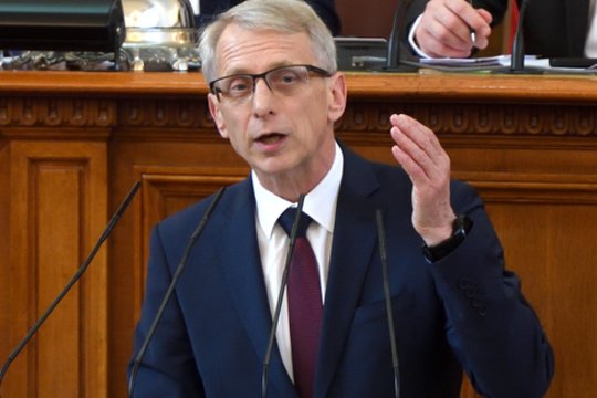 Nacionalinis Susirinkimas, nepaisant prorusiškų nacionalistų protestų, antradienį patvirtino naują premjero Nikolajaus Denkovo vadovaujamą ministrų kabinetą.