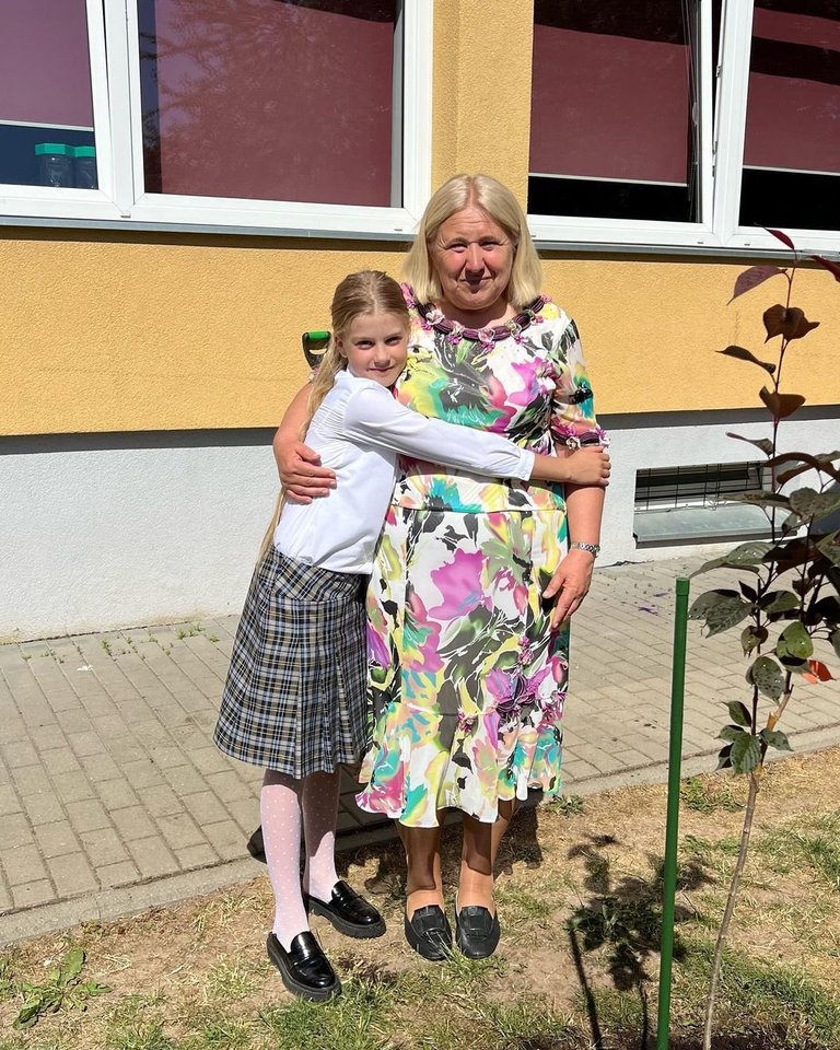 Nijolės Pareygtės-Rukaitienės dukra baigė pradinę mokyklą.<br> Soc. tinklo nuotr.
