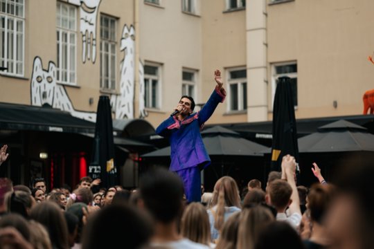 Rokas Yan surengė įspūdingą koncertą sostinės širdyje – scenoje ir gerai žinomos viešnios.