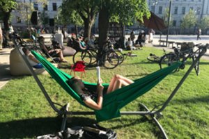 Į Lukiškių aikštę vasarai grįžta skaitykla #VilniusSkaito ir kviečia į atidarymo renginius