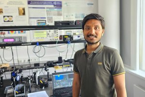 Naujas įrankis šviesai valdyti: FTMC talentas iš Indijos sukūrė daug žadantį hibridinį lęšį