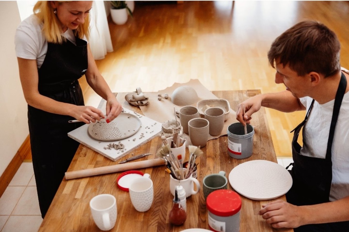 Jau šeštus metus Inga ir Viktoras Pociuliai kuria išskirtinius keramikos dirbinius.<br>„AnDrea Photography“ nuotr.