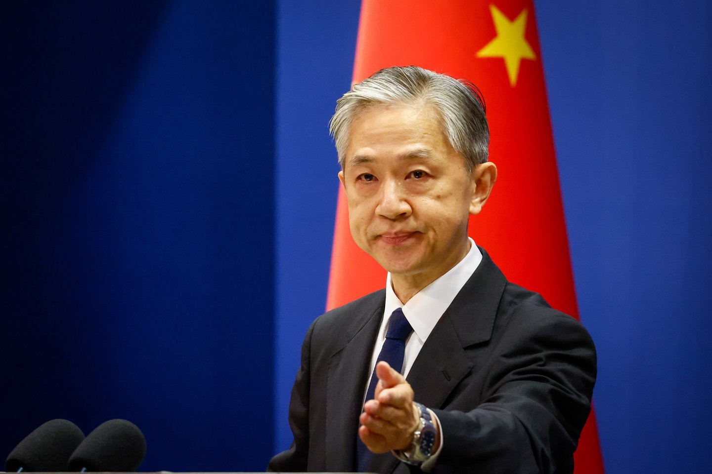 Kinijos užsienio reikalų ministerijos atstovas Wang Wenbinas.<br> EPA/ELTA nuotr.