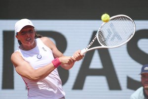 Nesustabdomai rungtyniaujanti I. Šwiątek žengė į „Roland Garros“ pusfinalį