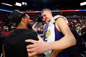 N. Jokičiaus magija: istorinį pasiekimą užfiksavęs serbas persvėrė NBA finalo svarstykles