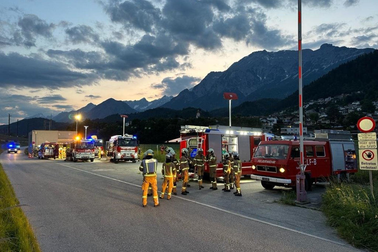 Daugiau nei 100 keleivių buvo išgelbėti iš tolimojo susisiekimo traukinio, užsiliepsnojusio tunelyje Austrijos Tirolio provincijoje. Tirolio valdžia pranešė, kad iš naktinio traukinio turėjo būti evakuotas 151 keleivis.<br>AFP/Scanpix nuotr.