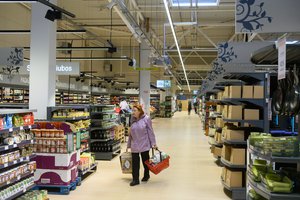 Gegužę Lietuvoje užfiksuota mėnesinė defliacija: štai kokių prekių kainos sumažėjo