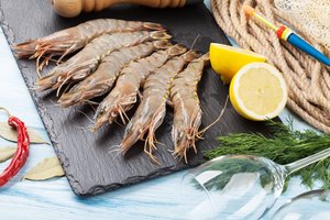 Išbandykite japonišką krevečių valymo būdą: prireiks tik druskos ir krakmolo