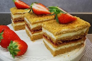 Karamelinis pyragas su rabarbarais ir braškėmis: skonis nenuvils net išrankiausiųjų