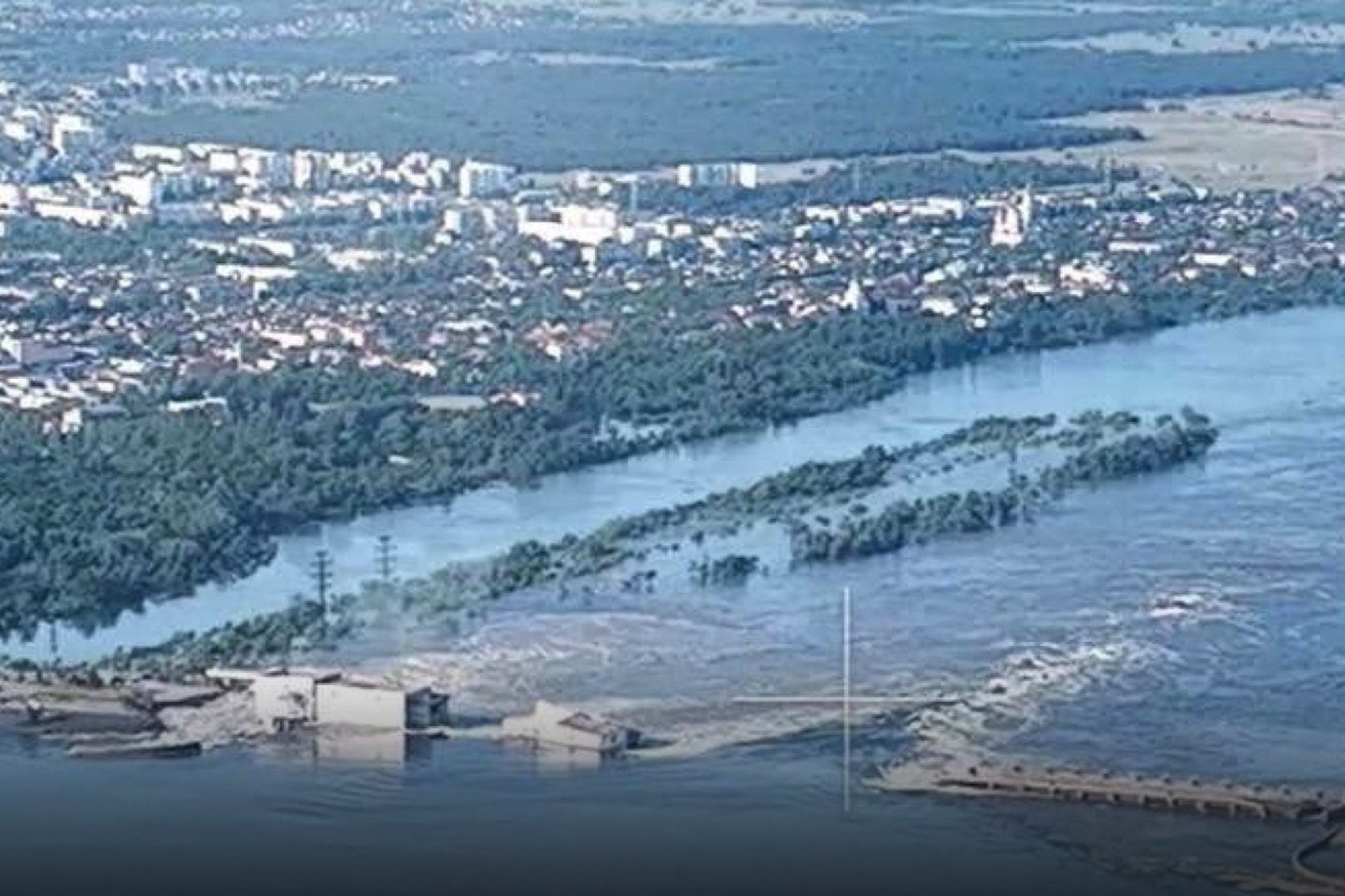 Karas Ukrainoje. Kachovkos hidroelektrinės užtvankos sprogdinimas.<br>AFP/Scanpix nuotr.