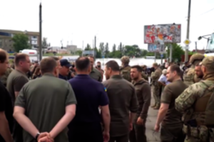 V. Zelenskis lankosi užtvindytoje Chersono srityje