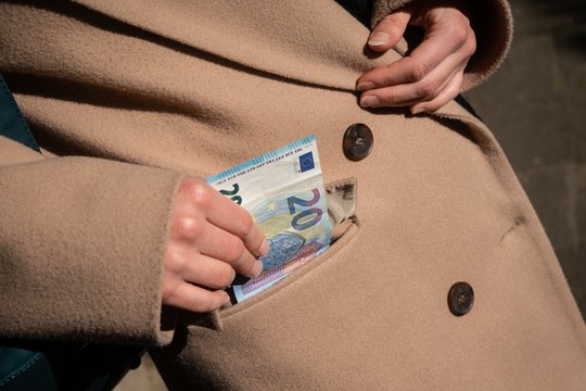 Per 12 mėnesių davę kyšį prisipažino 10 proc. gyventojų, 5 proc. įmonių vadovų ir vos 1 proc. valstybės tarnautojų.