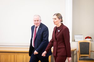 Po KT sprendimo dėl migrantų, A. Anušauskas stojo ginti A. Bilotaitės: keistas šokis aplink ministrę