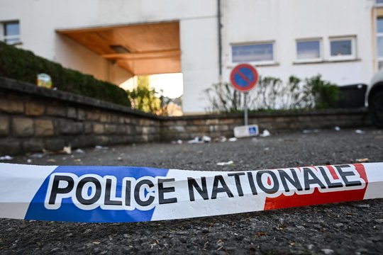 ​Ketvirtadienį per užpuolimą Prancūzijos Alpių Ansi miestelyje peiliu ginkluotas vyras sužeidė septynis žmones, šeši jų – vaikai, naujienų agentūrai AFP sakė saugumo šaltiniai.