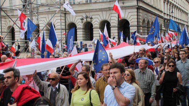 Lenkijos vidaus politikoje mato pasikartojančias klaidas: tendencija nėra gera