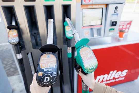 Lietuvos degalinėse vidutinė dyzelino kaina mažėja jau 13 savaičių iš eilės, tačiau benzino vidutinė kaina nežymiai padidėjo.