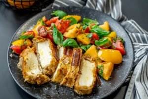 Grilyje keptas sūris: kokį pasirinkti ir kuo jį gardinti, kad patiktų net išrankiausiems