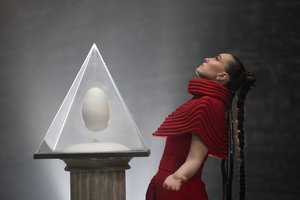 Naujajame Evgenyos Redko vaizdo klipe – futuristinis įvaizdis ir magiška Lietuvos vieta