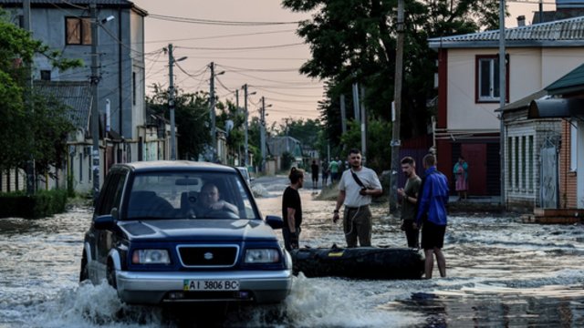Užfiksuotas Chersono apšaudymas evakuacijos metu: blėsta civilių viltys palikti potvynio zoną