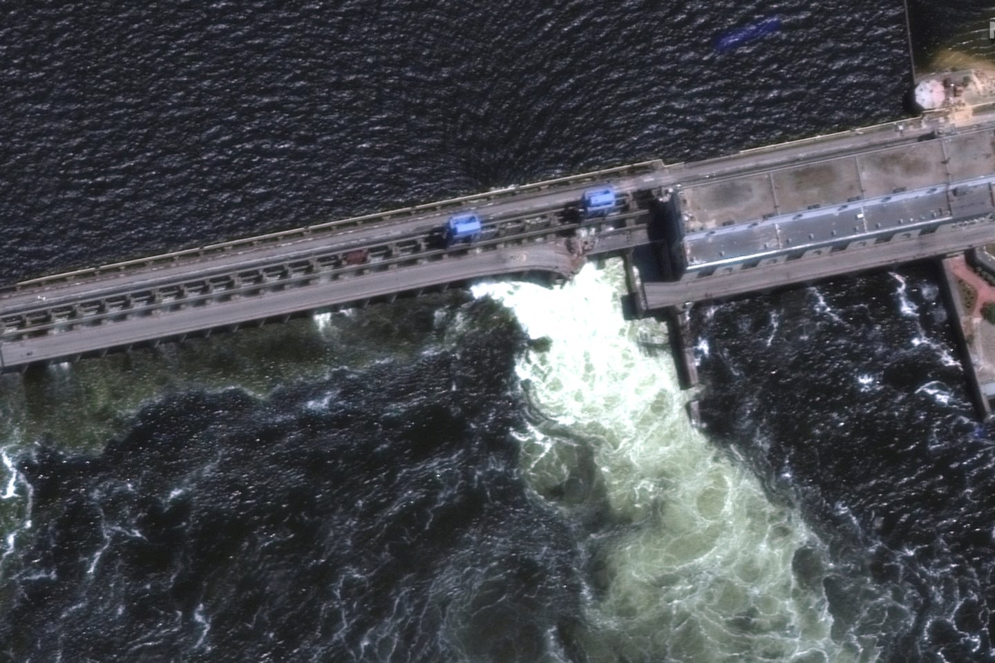 Karas Ukrainoje. Kachovkos hidroelektrinės užtvankos susprogdinimas.<br>Reuters/Scanpix nuotr.