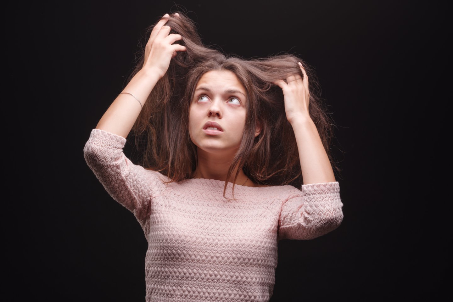 Plaukų slinkimas – aktuali problema įvairaus amžiaus vyrams ir moterims, tik jo priežastys skiriasi – plaukų slinkimui įtakos gali turėti amžius, ligos, stresas ar net genetika.<br>123rf nuotr.