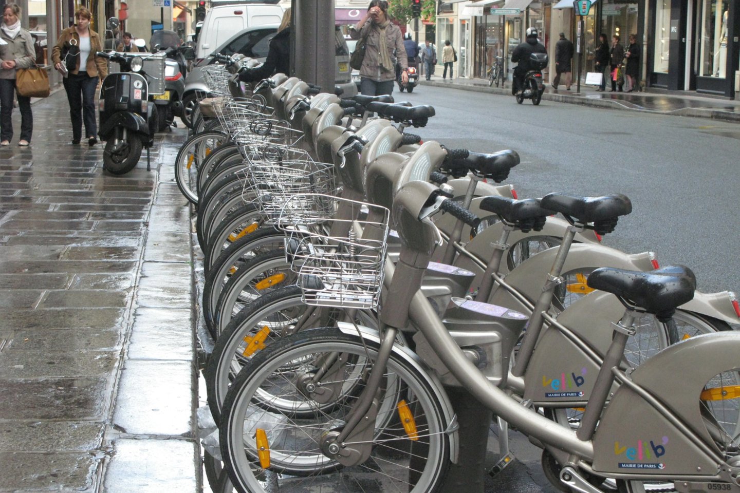 Savitarnos dviračių nuoma Paryžiuje.<br>A.Barzdžiaus nuotr.