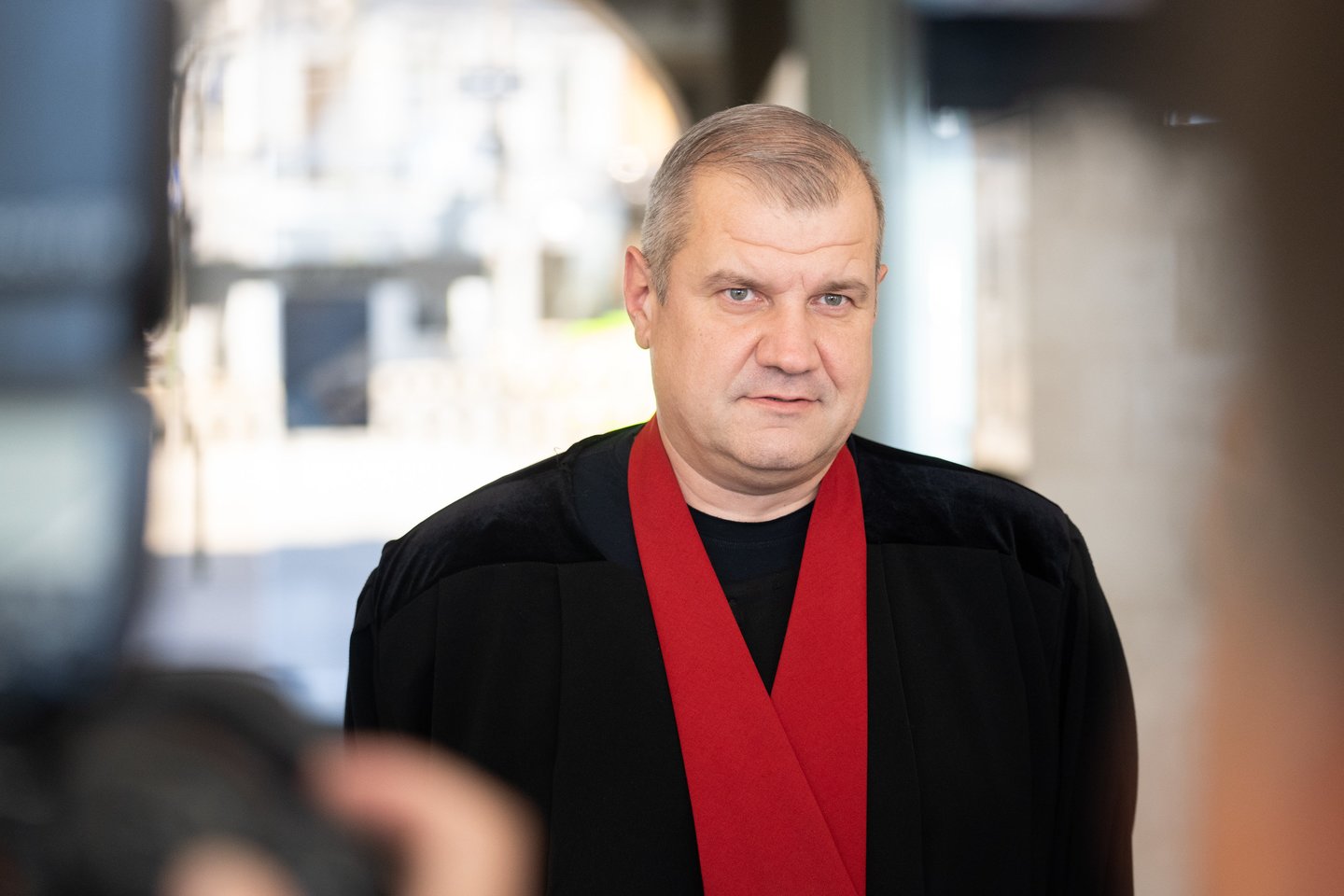  Kauno apylinkės teismas penktadienį paskelbė nuosprendį jau antroje byloje mentoriui R. Jakščiui dėl seksualinių nusikaltimų prieš vaikus. Išklausyti jo kaltinamasis neatvyko (nuotr. prokuroras A. Kiuršinas). <br> G. Bitvinsko nuotr. 