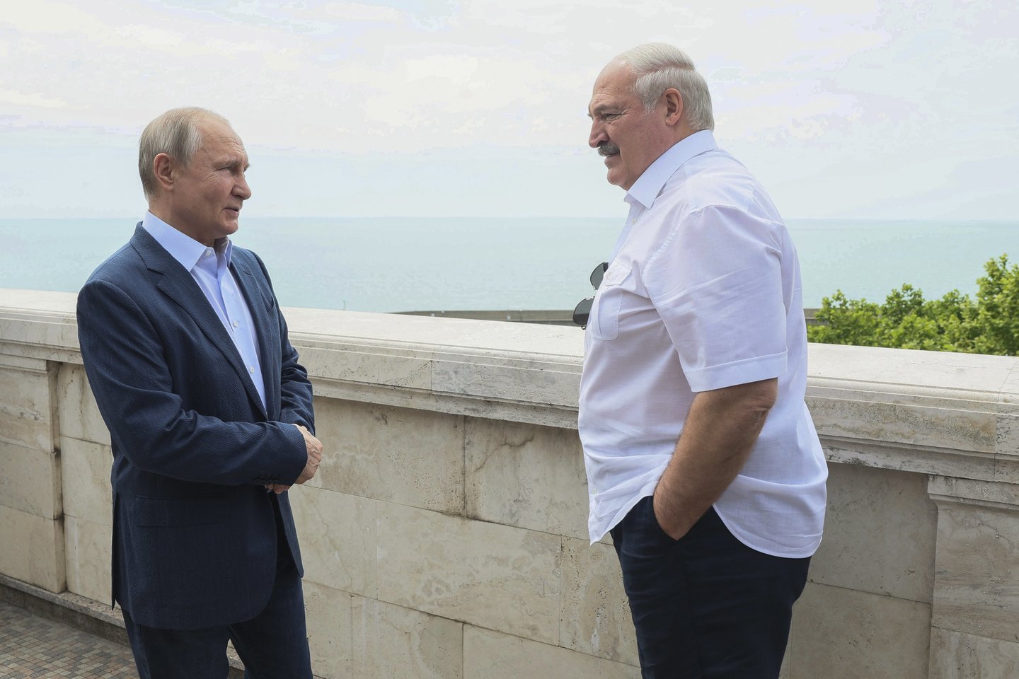 Rusijos prezidentas Vladimiras Putinas susitiko su neteisėtu Baltarusijos prezidentu Aliaksandru Lukašenka rezidencijoje „Bočarov Ručej“ Sočio kurorte, Rusijoje, penktadienį, 2023 m. birželio 9 d.<br>AP/Scanpix nuotr.