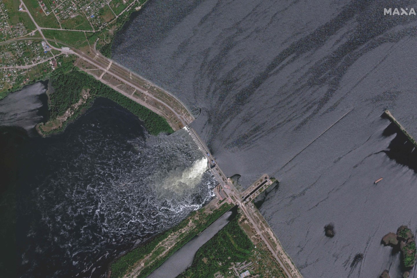Susprogdinta Kachovkos hidroelektrinės užtvanką.<br>AFP/Scanpix nuotr.