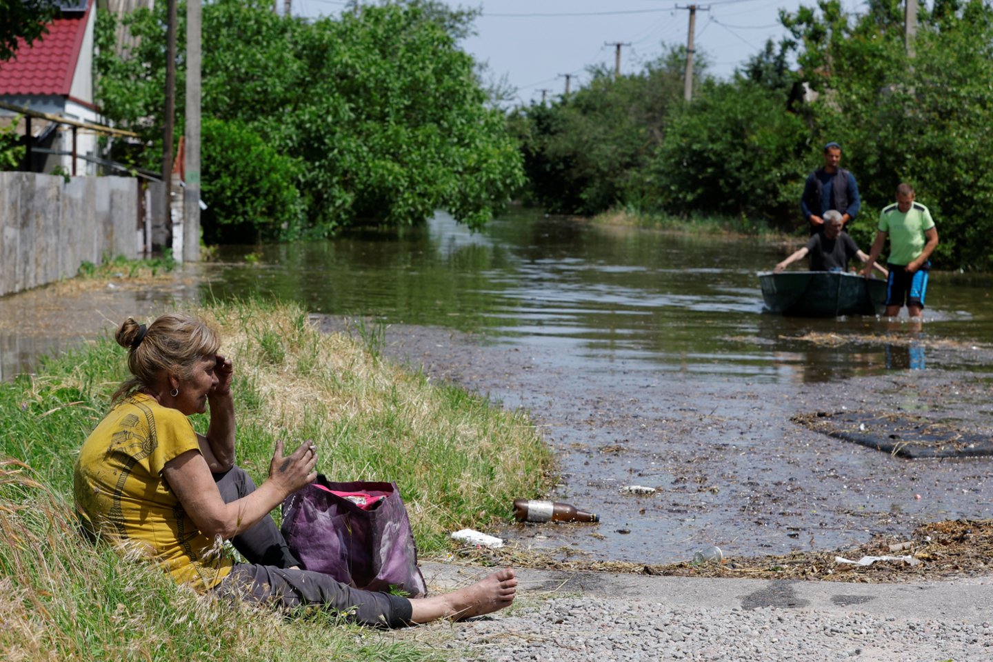 Karas Ukrainoje. Kachovkos hidroelektrinės užtvankos susprogdinimo pasekmės vietos gyventojams.<br>Reuters/Scanpix nuotr.