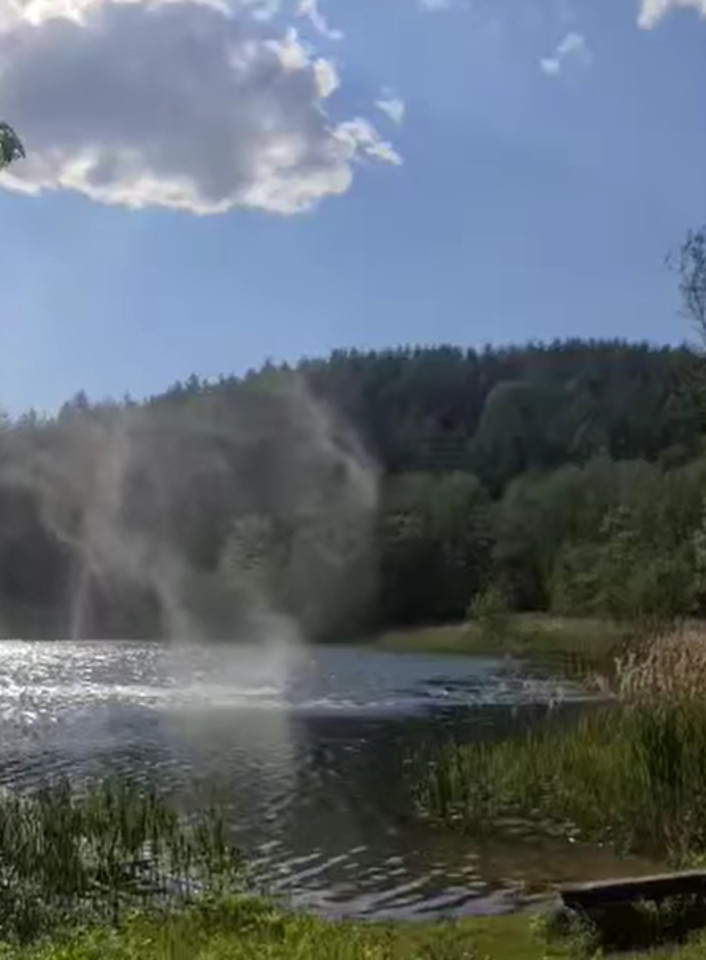 Ignalinos rajone užfiksuotas „vandens velnias“.<br>K.Vielio vaizdo įrašo stop kadras. 