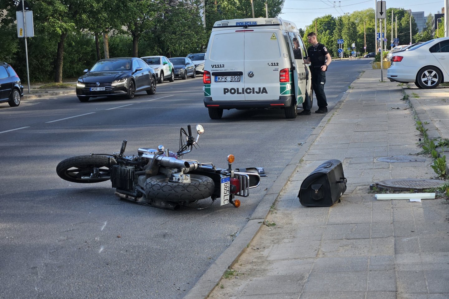  Vilniuje motociklą partrenkė automobilis „Subaru“.<br> Įvykio liudininko nuotr.