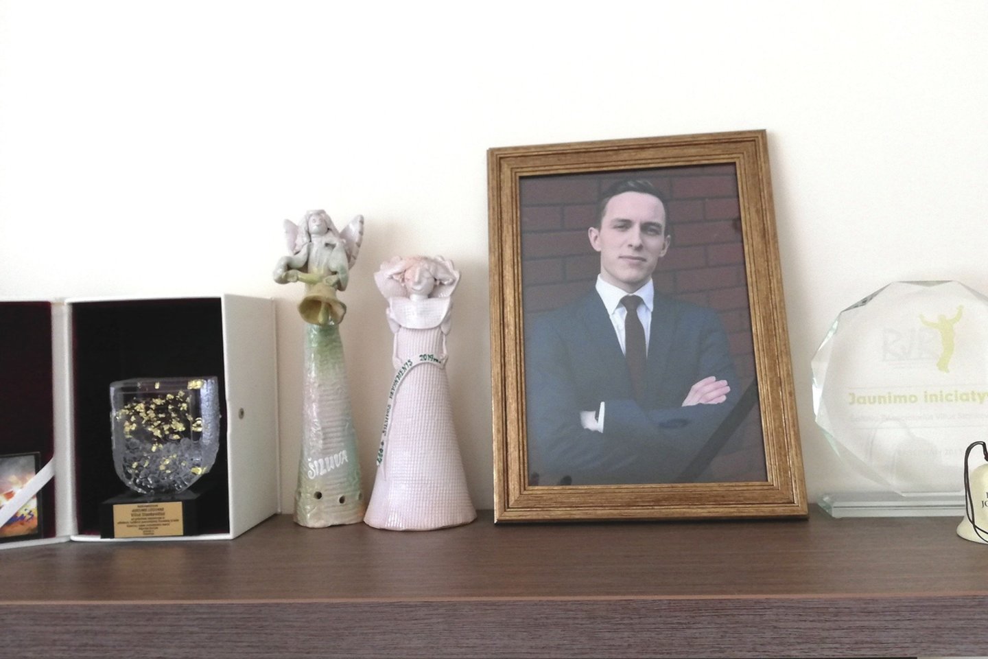 Buvusio LNK televizijos žurnalisto V.Stankevičiaus tėvo namuose Raseiniuose liko gedulinga sūnaus nuotrauka ir įvairiomis progomis gauti jo apdovanojimai.<br>B.Vyšniauskaitės nuotr.