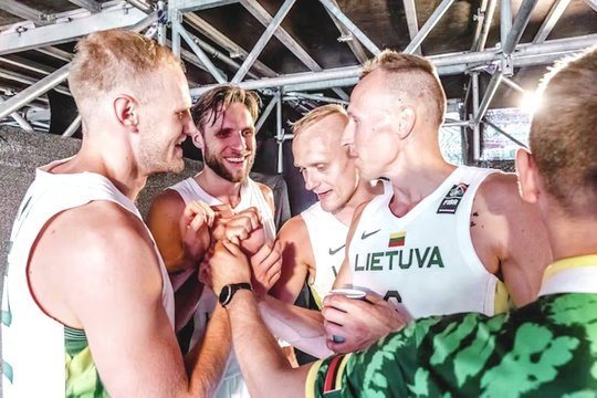 Pernai Lietuvos vyrų rinktinė tapo vicečempione, moterys užėmė 4-ąją vietą, tačiau šiemet pirmenybės buvo nesėkmingos – jos užėmė 10-ąją ir 15-ąją vietas.