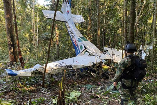 Kolumbijos Amazonės atogrąžų miškuose po nedidelio lėktuvo katastrofos daugiau kaip mėnesį dingę keturi čiabuvių vaikai rasti gyvi.