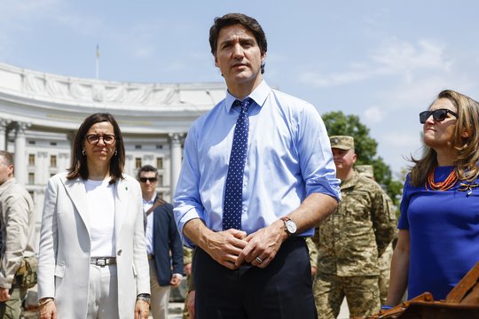 Kanados ministras pirmininkas Justinas Trudeau ir jo pavaduotoja Chrystia Freeland šeštadienį netikėtai apsilankė Kijeve.