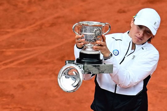 Geriausia pasaulio tenisininkė lenkė Iga Swiatek (WTA-1) sugebėjo apginti Prancūzijos atvirojo teniso turnyro „Roland Garros“ turnyro čempionės titulą.