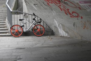 Dviratis ar paspirtukas laiptinėje gali dingti per kelias akimirkas – patarė, kaip apsaugoti savo turtą