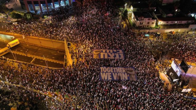 Izraelio gyventojai vėl išėjo į gatves: prieš teismų reformą protestuoja jau 23 savaites