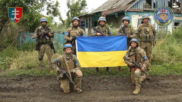Ukrainiečiai toliau tikslingai vykdo kontrpuolimą: dar viename kaime plevėsuoja šalies vėliava