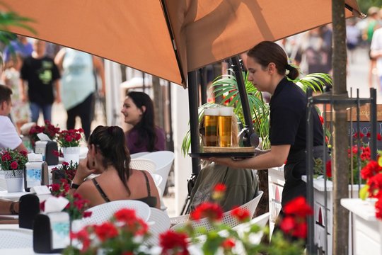 Įvardijo, kiek šiemet turėtų susitraukti Lietuvos ekonomika ir kokia bus infliacija