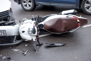 Vilniuje mokinys motoroleriu rėžėsi į mokytojos automobilį: 16-metis patyrė sužalojimus