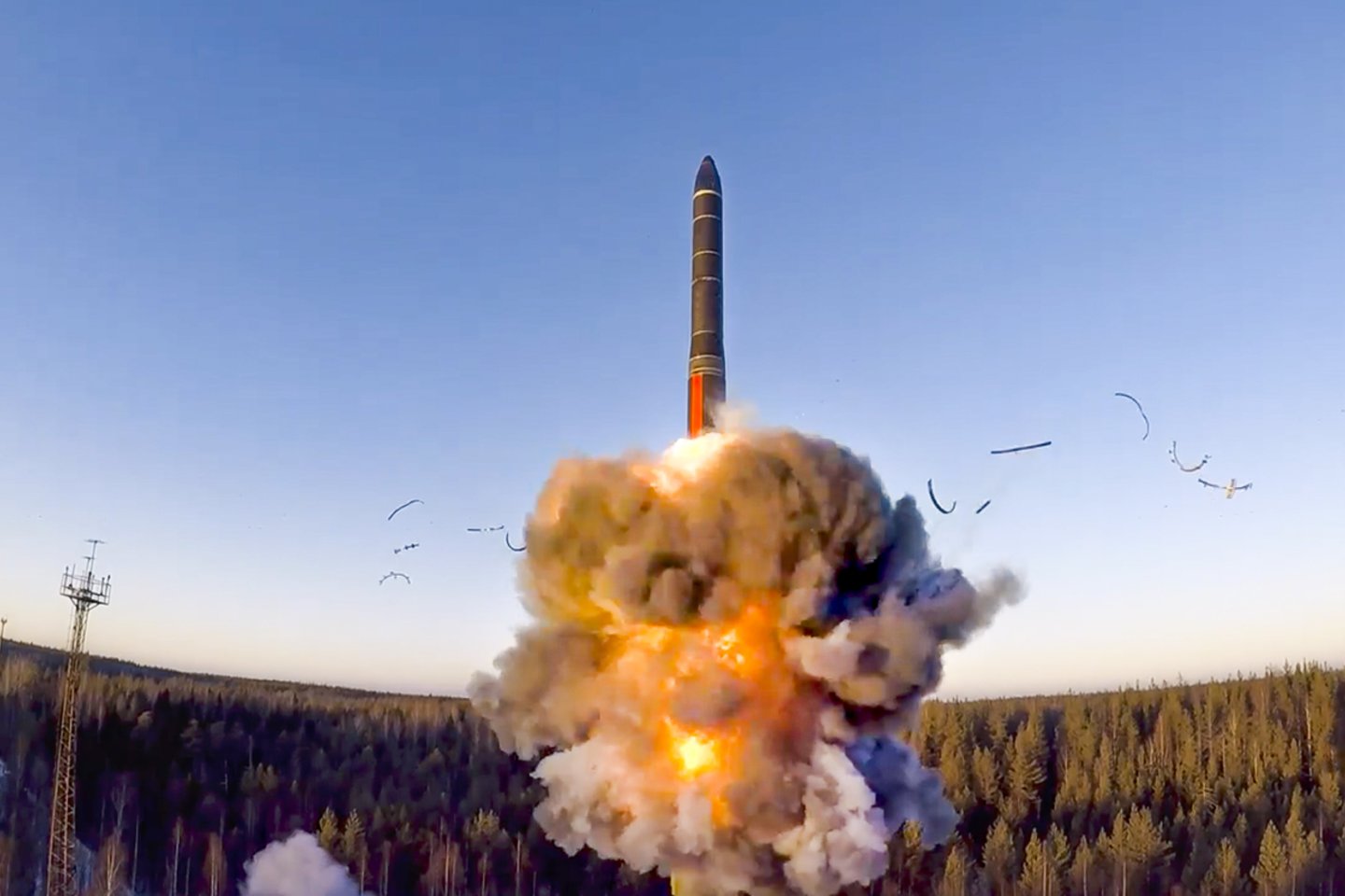 Rusiškos tarpkontinentinės raketos bandymas.<br> AP/Scanpix nuotr.