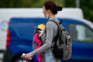 Seimas padidino minimalias vaiko priežiūros išmokas, bet kortas sumaišė opozicija